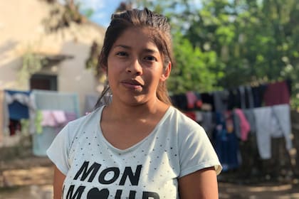 Elvira, en el patio de su casa en el barrio guaraní Nueva Jerusalén