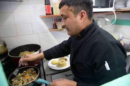 Elvis Barrera en la pequeña cocina de El sabor del pisco sour, en la villa Rodrigo Bueno