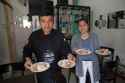 Elvis Barrera García junto a su esposa, María Cieza Mendieta, de 35 años. Ella se encarga de la caja. Según Barrera, no se le escapa ni un número