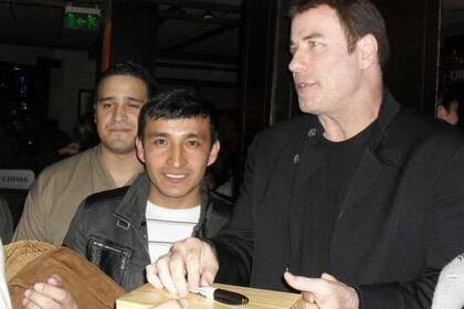 Elvis Barrera junto a John Travolta en el restaurante Osaka en Palermo