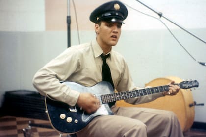 Elvis Presley despunta el vicio con su guitarra mientras cumple con el servicio militar en Berlín, Alemania