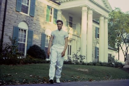 Elvis Presley frente a su casa, que le costó 100.000 dólares en 1957
