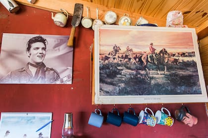 Elvis Presley y los cowboys texanos decoran las paredes de la estancia patagónica.