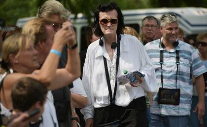 Elvis, ¿sos vos? Los fanáticos del Rey del Rock and Roll se dan cita en Memphis para conmemorar el 40° aniversario de su muerte