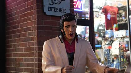 Elvis tiene su propia estatua en la icónica calle Broadway (Alan Craig)