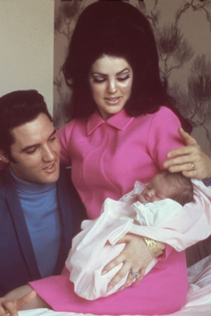 Elvis y Princilla con la pequeña Lisa Marie, poco después de su nacimiento