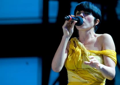 Ely Guerra junto a la Orquesta Filarmónica de las Américas, dirigida por Alondra de la Parra, cantó "La Llorona", en el concierto celebrado en el El Ángel, Ciudad de México, para conmemorar los 200 años de la independencia