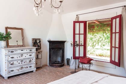 En la lámpara de techo, lúdicos caireles circulares