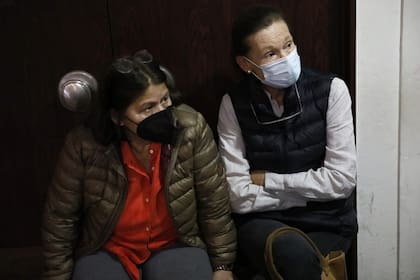 Ema Benítez y Pichi Taylor mientras esperaban declarar