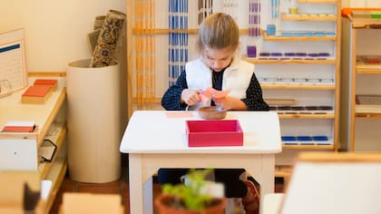 Ema se aburrió del jardín donde usaban iPad y sus padres optaron por el esquema Montessori