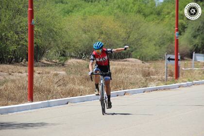 Ema terminando su primera carrera en bici y festejando por esta hazaña