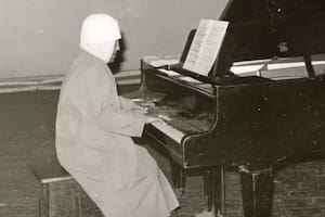 La monja que caminó descalza durante una década y se convirtió en la “reina del piano”