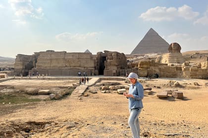 Eman Ghoneim estudia la topografía de la superficie de la sección de la antigua rama Ahramat ubicada frente a las pirámides de Giza