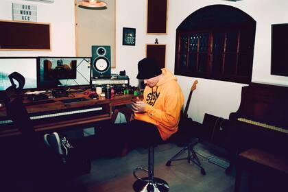 EMANERO (33). @emanero Barrio: Chacarita. ¿Qué te inspiró la cuarentena? “Me inspiró a grabar versiones acústicas de temas míos”