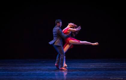 Emanuel Abruzzo y Julieta Zabalza hicieron "Through the night" con música de Ray Charles