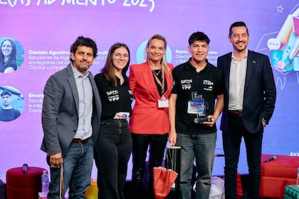 Emanuel Agustín Albornoz, estudiante de Ingeniería Electrónica ITBA e integrante del equipo ganador CanSat competition; Daniela Agustina Maradei Lavalle, estudiante de Ingeniería Mecánica ITBA e integrante del equipo ganador CanSat competition. Planta de Villa Constitución.