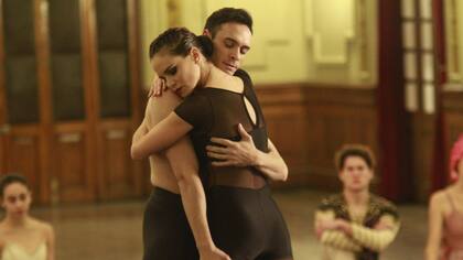 Emanuel Abruzzo, bailarín del Teatro Colón, conla actriz Luz Cipriota