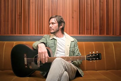 Emanuel asegura que este nuevo proyecto significa un cable a tierra para él. "Necesitaba reencontrarme con la música desde otro lugar, más sicero, más humano", confiesa