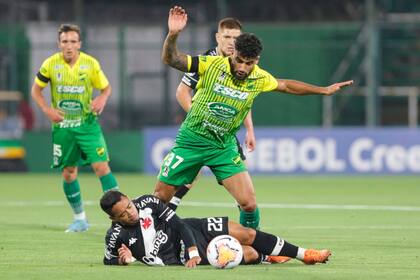 Emanuel Britez y Yago Pikachu, en el piso, una escena que refleja la lucha entre Defensa y Justicia y Vasco da Gama en Florencio Varela