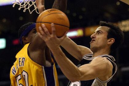 Emanuel Ginóbili supera a Samaki Walker, de los Lakers, el 29 de octubre de 2002 en el Staples Center durante el juego inicial de la temporada