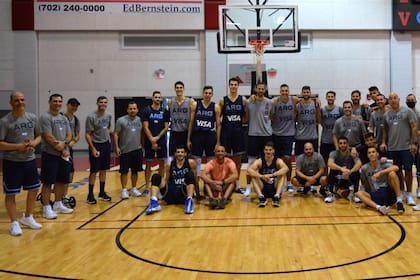 Emanuel Ginóbili de visita en Las Vegas a la delegación argentina de básquetbol que concurrirá a los Juegos Olímpicos de Tokio