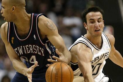 Emanuel Ginobili intenta robarle el balón a Richard Jefferson de los New Jersey Nets en el juego seis de las Finales de la NBA el 15 de junio de 2003 en el SBC Center en San Antonio, Texas. Los Spurs ganaron el juego 88-77 para ganar la serie de juegos al mejor de siete 4-2