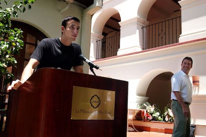 Emanuel Ginóbili se reúne con los medios de San Antonio por primera vez el jueves 18 de julio de 2002 en el Hotel La Mansión del Río en San Antonio, Texas, como Director General de los Spurs R.C. Buford se aleja del podio después de presentarlo