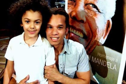 Emanuel junto a su sobrino y ahijado Mandela Ntaka, en el homenaje que realizó en el Congreso de la Nación a Nelson Mandela