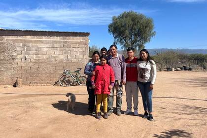 Emanuel junto a sus papás y sus cuatro hermanos en la puerta de su casa en el paraje Santa Cruz, en la zona rural de Chañar, La Rioja