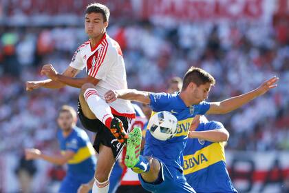 Emanuel Mammana de River Plate pelea por el balón con Rodrigo Bentancur de Boca Juniors durante un partido entre River Plate y Boca Juniors como parte de la sexta ronda del Torneo Transicion 2016 en el Estadio Monumental.