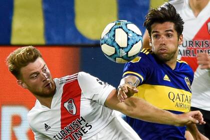 Lucas Beltrán jugando un superclásico por River, que lo quiere de regreso ante la inminente partida de Julián Álvarez y la escasez de goles del equipo.