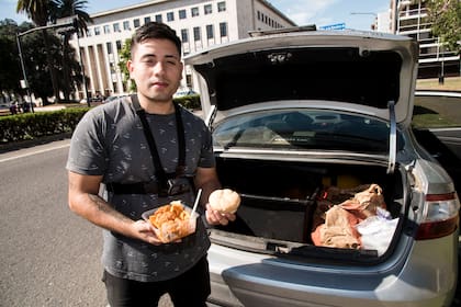 Emanuel Monzón, junto a su familia y un amigo, reparte alimentos a gente en situación de calle por Rosario.
