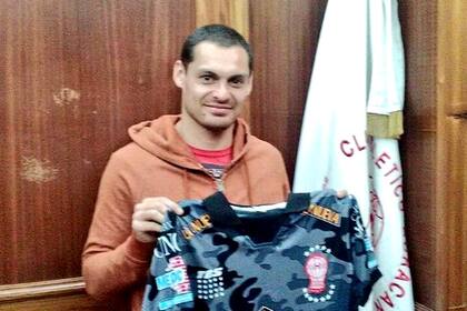 Emanuel Morales jugaba de defensor. Nació el 08/05/1987 en General Pico, La Pampa. Hizo su debut en la CAI de Comodoro Rivadavia en el 2006, luego pasó por Chacarita Juniors, Quilmes y Huracán.