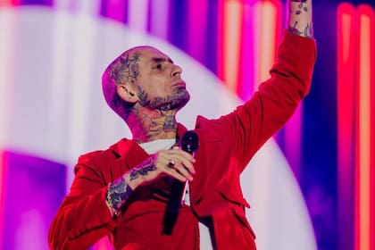 Emanuel Noir es el líder del grupo musical Ke Persoanajes (Foto Instagram @emanuelnoir)