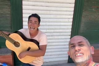 El conmovedor gesto de Emanuel Noir, cantante de Ke Personajes, con un músico callejero