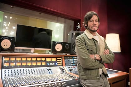 Emanuel Ortega recibió a LA NACIÓN en su estudio de grabación en el barrio de Chacarita