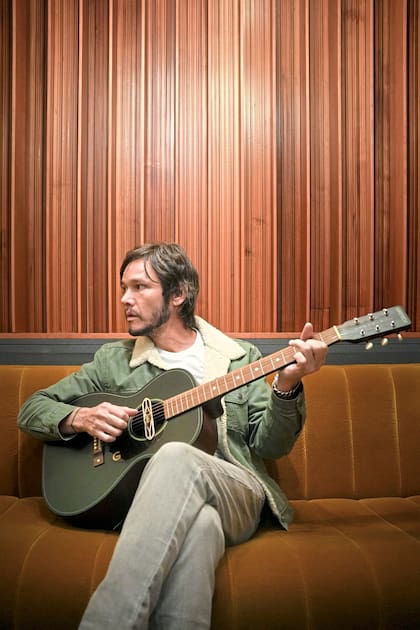 Emanuel Ortega vuelve a la música, pero lejos del pop latino que lo hizo popular