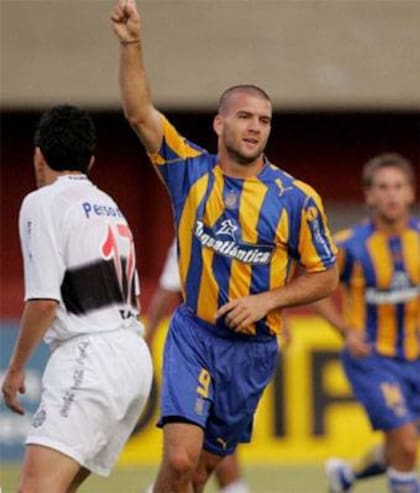 Emanuel Villa con la camiseta de Rosario Central