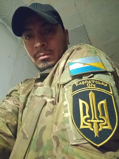Emanuel Vilte mostraba su insignia de reconocimiento por formar parte de un premiado batallón del ejército ucraniano