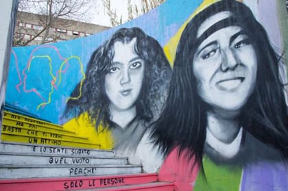 Emanuela Orlandi (derecha) desapareció 40 días después de otra niña de 15 años, Mirella Gregori, en Roma. Ambas están retratadas en este mural.