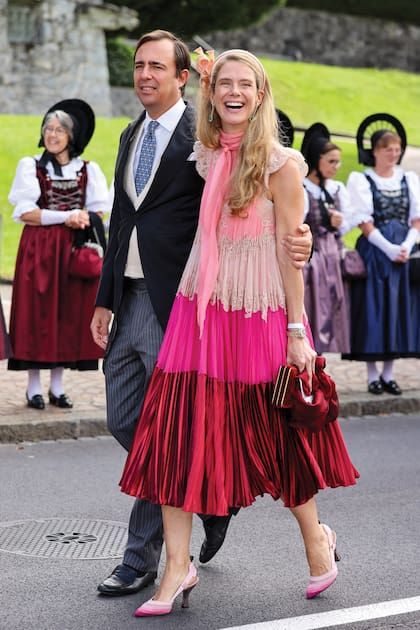 Emanuele Musini y la princesa Maria-Anunciata
von Liechtenstein, que impactó con un vestido midi de chiffon, terciopelo y encaje de Valentino