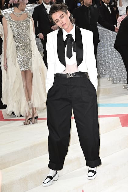 Embajadora de Chanel desde 2013, Kristen Stewart recordó a la leyenda de la moda con un conjunto de la colección Crucero 2016-2017, que acompañó con un estilo “no make-up” y cejas definidas para “revelar su honesta historia con Karl”, según explicó su maquilladora, Ashley Johnson. 