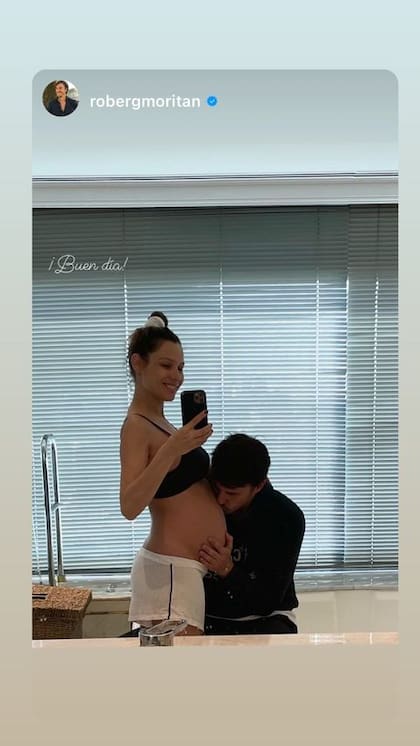 Embarazada de casi siete meses, Pampita compartió una foto de su marido, Roberto García Moritán, besándole la panza.