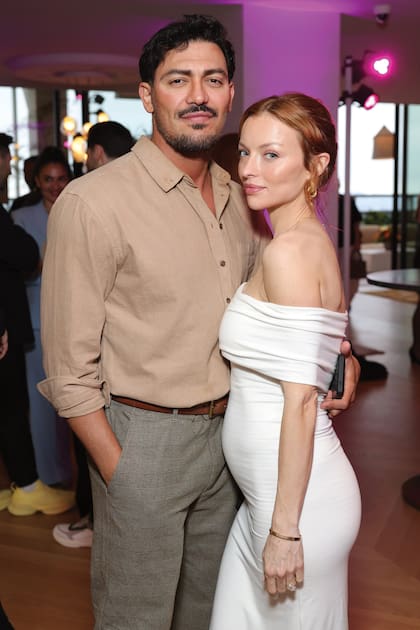 Embarazada de su segundo hijo, posa con su pareja, el actor, director y guionista Alexander Wraith