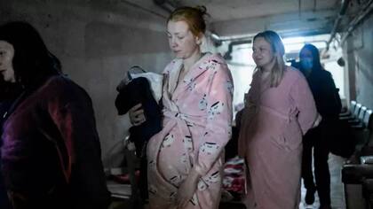 Embarazadas bajando a un refugio subterráneo en la ciudad de Mykoláiv