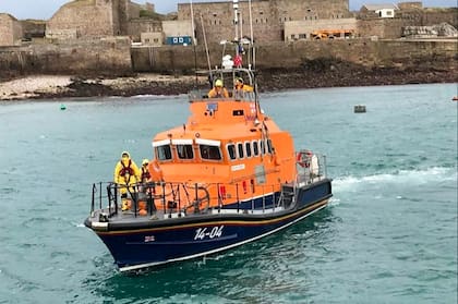 Embarcación de rescate Alderney mientras realiza labores de búsqueda de la avioneta en la que viajó el jugador argentino