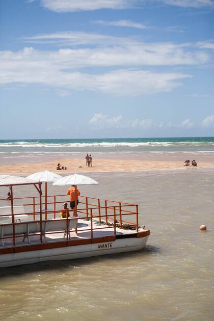 Embarcación llegando a Ilha Vermelha.