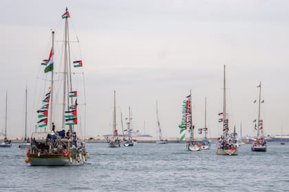 Embarcaciones con activistas y ayuda humanitaria se reposicionan en el puerto, como parte de la primera Flotilla Global Sumud, en Barcelona, el 12 de abril de 2026