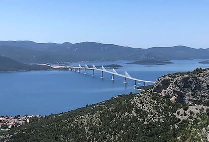 Embarcaciones croatas navegaron bajo el puente para celebrar la apertura