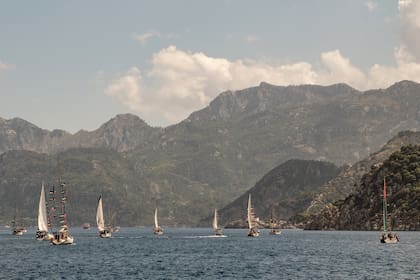 Embarcaciones pertenecientes a la Flotilla Global Sumud, que transportan activistas y ayuda humanitaria, parten hacia Gaza desde el puerto de Marmaris, Turquía